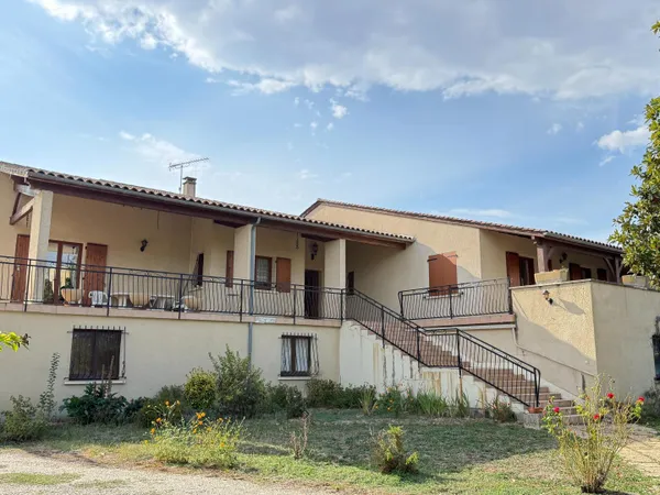 Grande maison avec terrain arboré