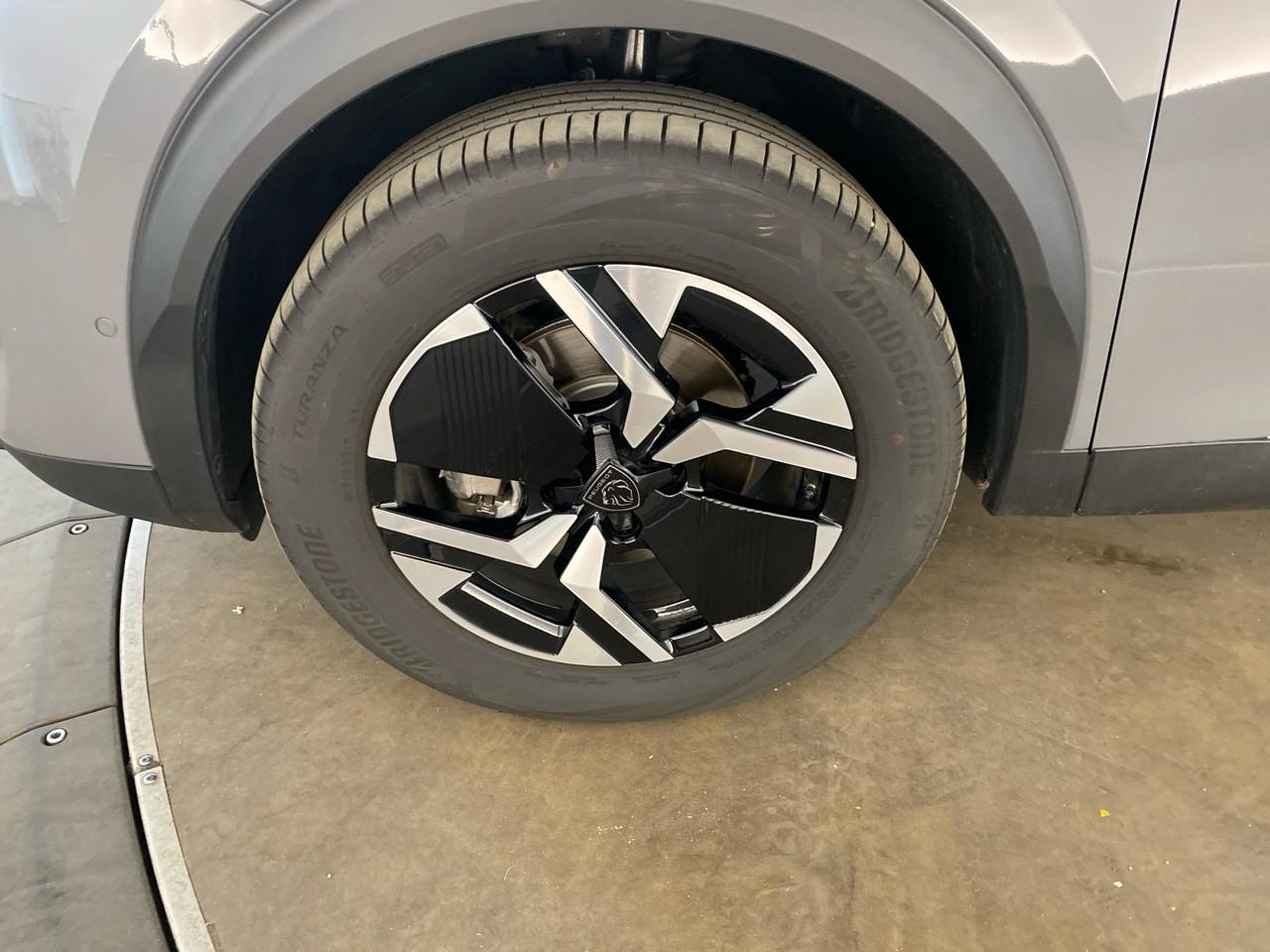 Peugeot 2008 hybrid 145 ch e-dcs6 allure — photo 11