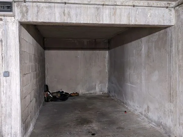 Parking box semi-fermé