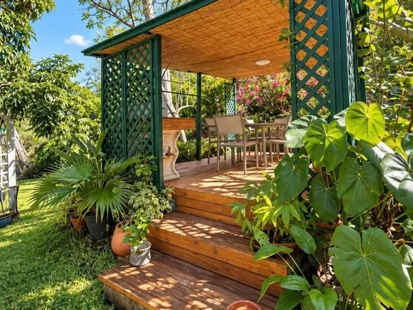 À Saint-Paul, une propriété F5 d'environ 134m² + dépendance où intérieur et extérieur se vivent plei