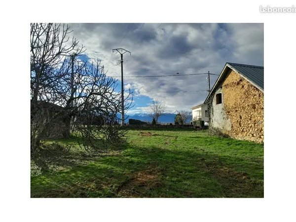 Terrain constructible avec grange et puit