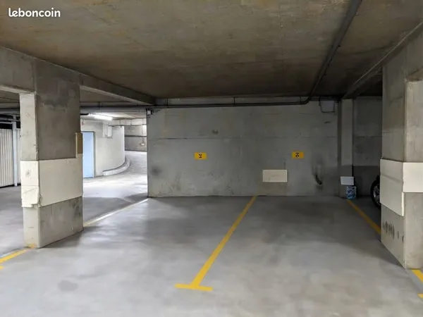 Place de parking couverte et sécurisée - Centre-ville, à 2 min de la place de la République - 70 /mo