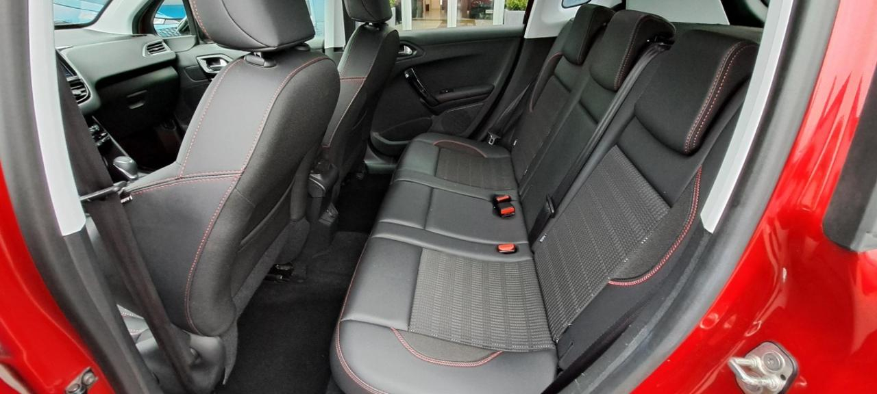 Peugeot 2008 puretech 130 s&s eat6 gt line — photo 9