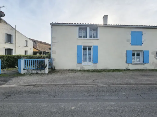 Maison de bourg avec 2 chambres, bureau, grand atelier et jardin. Village Le Mazeau