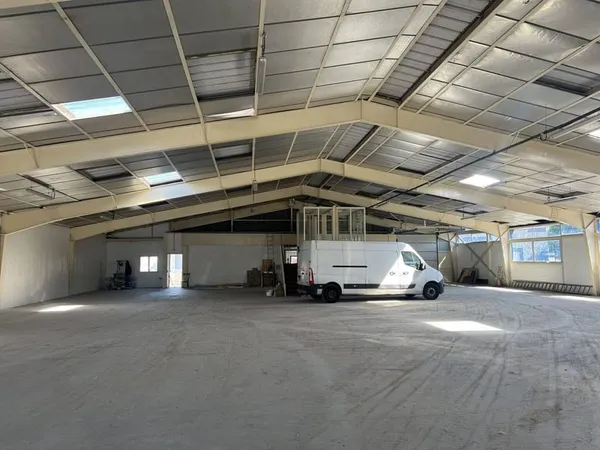 Local d'activité 1300 m²