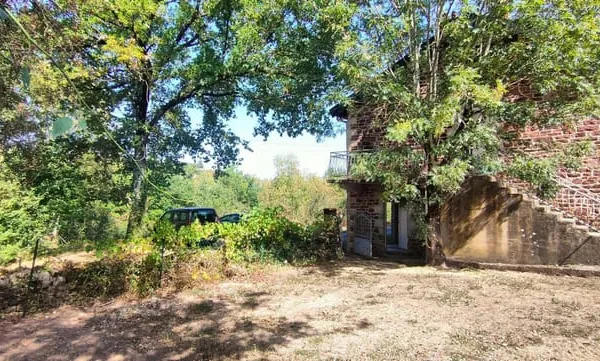 Maison en pierres à Montrozier