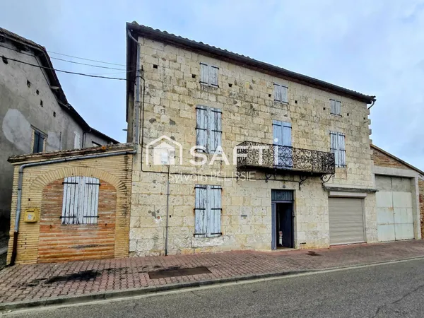 Maison ancienne de 242 m² avec jardin, grenier aménageable et garage de 250 m²