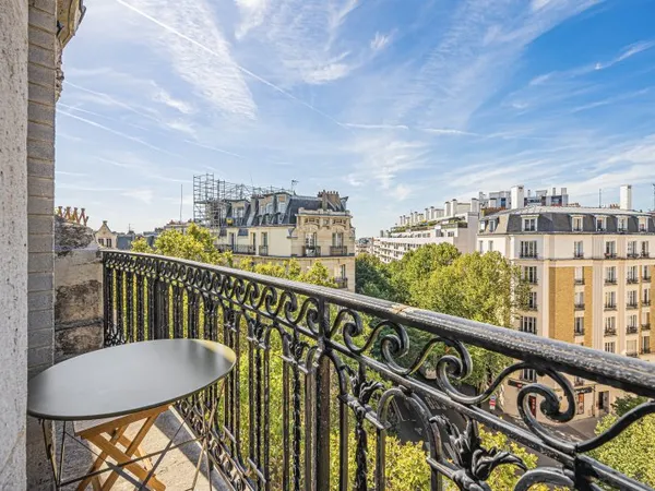 Paris 20 Gambetta 2 pièces 53 m2 pondérés Cave Gardien Ascenseur Balcons