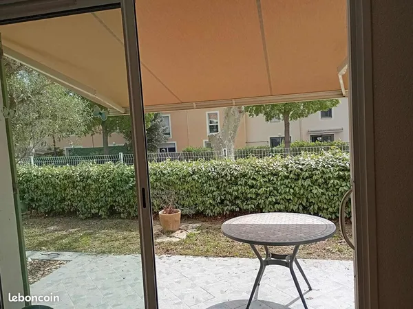 Maison avec jardin garage et place parking