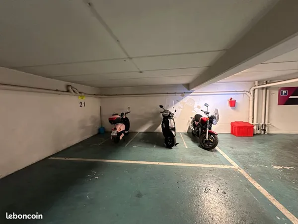 Parking Moto ou Scooter. Très sécurisé - Louis Blanc / Gare de l'Est