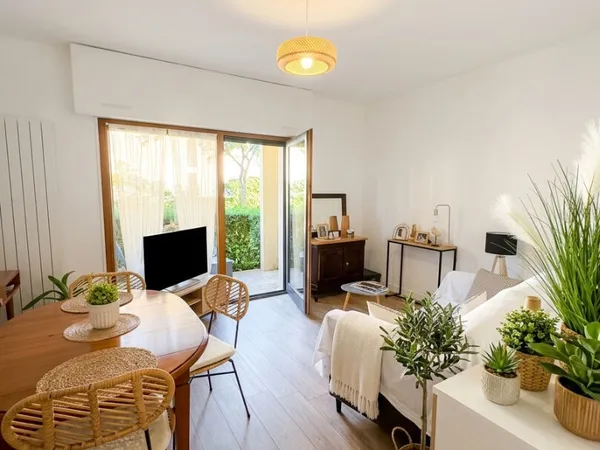 Studio de 40 m² en rez-de-jardin avec terrasse ? Les Castalies