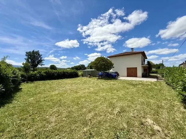 MAISON FAMILIALE AVEC JARDIN ET GARAGE