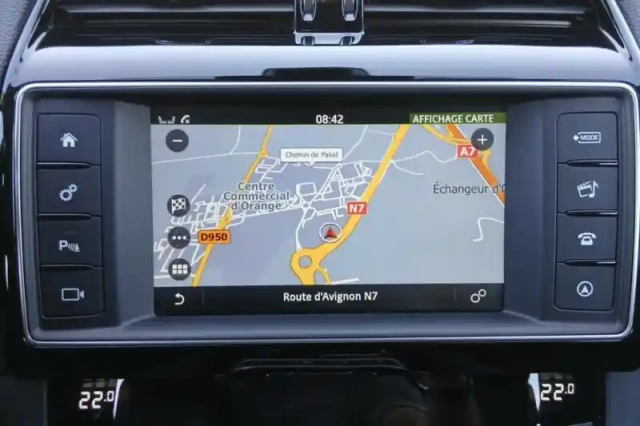 Jaguar F-Pace 2.0 d - 180 ch awd bva8 — photo 17