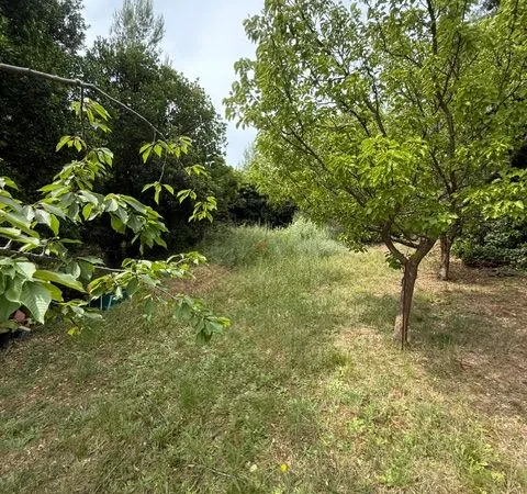 Terrain à bâtir 604 m² — cadre boisé garrigue — viabilisé — Poulx