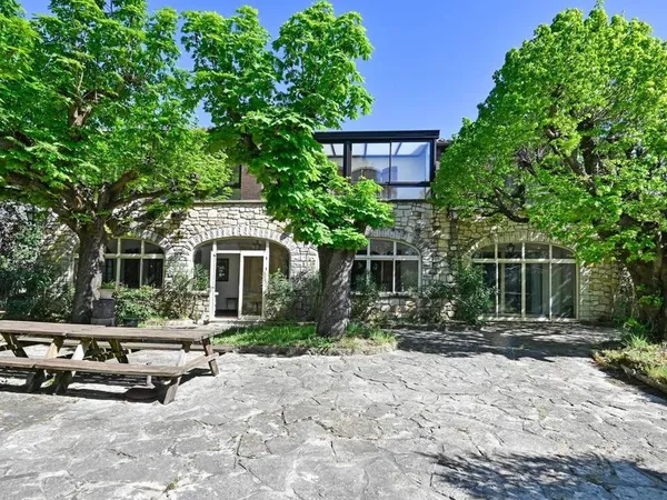 Propriété de Prestige avec Grand Terrain Arboré