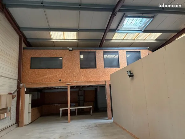 Local 255 m² LA JARRIE