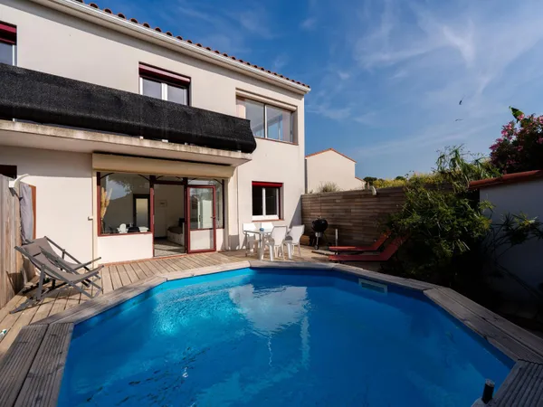 SAINT-CYPRIEN - Ensemble immobilier de standing composé de 3 appartements indépendants avec piscines