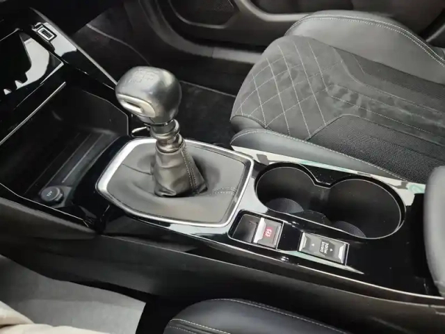 Peugeot 2008 puretech 130 s&amp;s bvm6 — photo 28