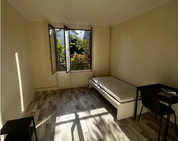 Chambre meublée 13,5 m² dans maison avec jardin