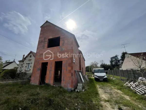 Terrain avec maison en construction