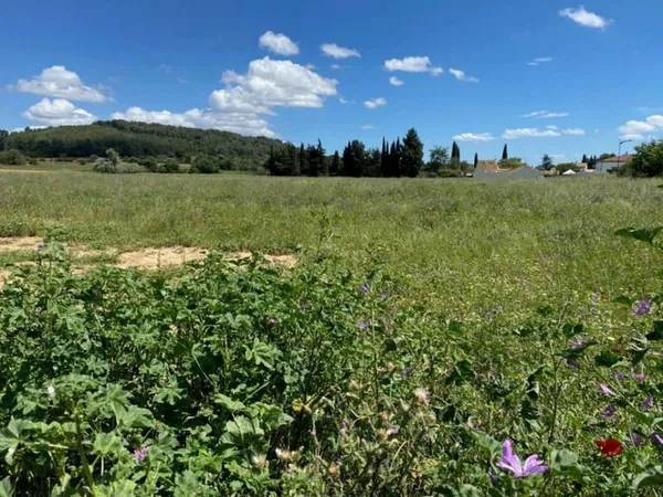 Terrain 574 m²
