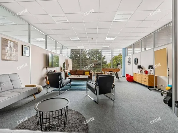 Bureau 766 m²
