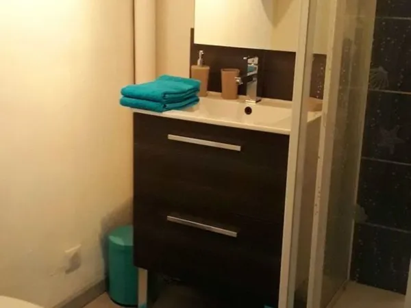BEAU STUDIO LUMINEUX AVEC BALCON