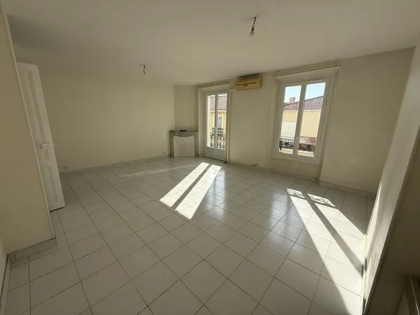 A LOUER BUREAUX 30 M RUE D'ANTIBES