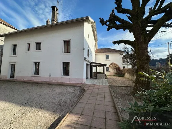 SAINT-AMÉ : Grand logement F7 'esprit maison de famille' terrasse, terrain et stationnement