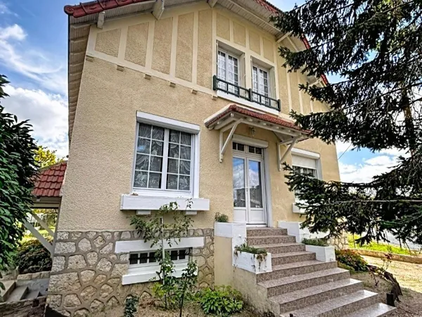 Grande maison lumineuse avec jardin et véranda