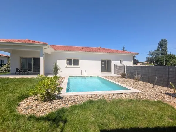 Maison contemporaine de 2024 avec piscine