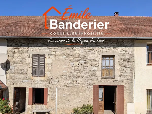 Maison ancienne à réhabiliter avec terrain, centre village, en Pays des Lacs