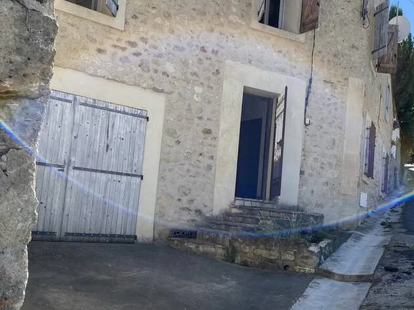 Très jolie maison en pierres entièrement rénovée avec garage et