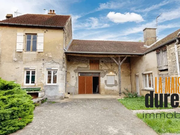 Maison ancienne avec nombreuses dépendances
