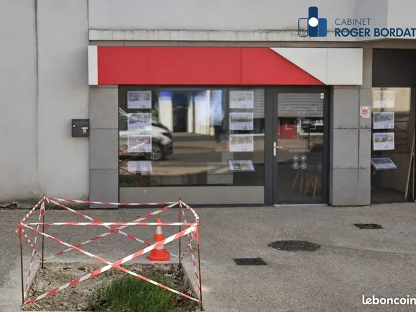 Local 80 m² Combs-la-Ville
