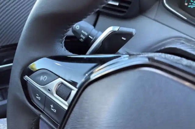 Peugeot 208 hybrid 100 e-dcs6 — photo 21