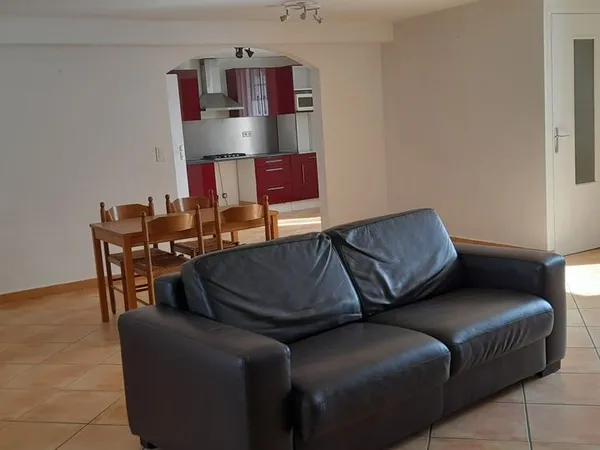 T3 meuble avec cour privative et parking