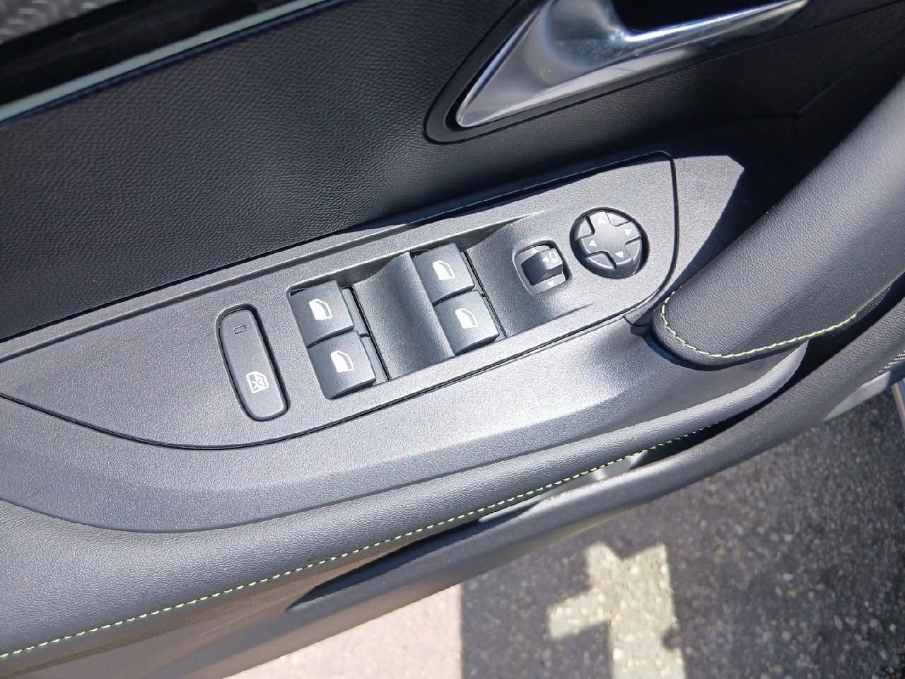 Peugeot 2008 puretech 155 s&s eat8 gt pack — photo 12