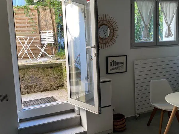 Charmant studio sur jardin á louer
