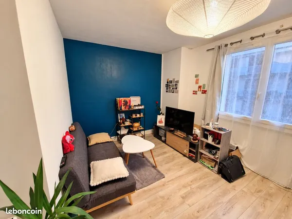 Appartement T2 dernier étage meublé au 3è étage dans une résidence sécurisée de 6 appartements