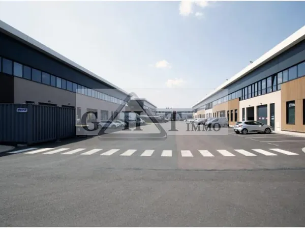 À LOUER - Entrepôt avec bureaux - Villeneuve-la-Garenne