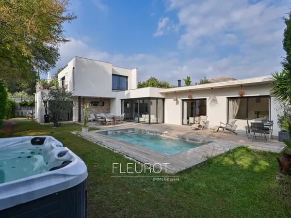 CONTEMPORAINE T6 / AU PIED DE VIGNE BIO / PISCINE / GARAGES / C