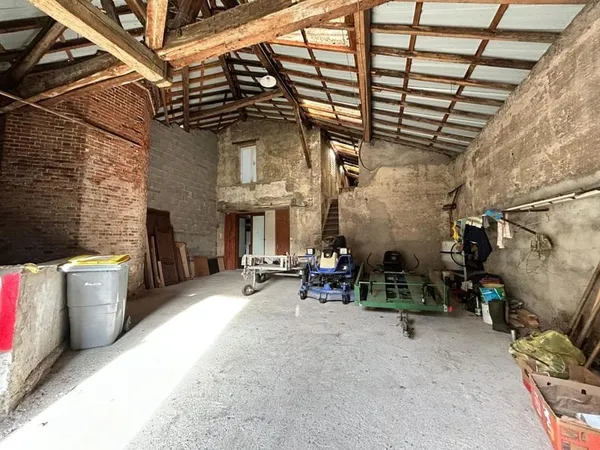 Bâtiment 250 m²