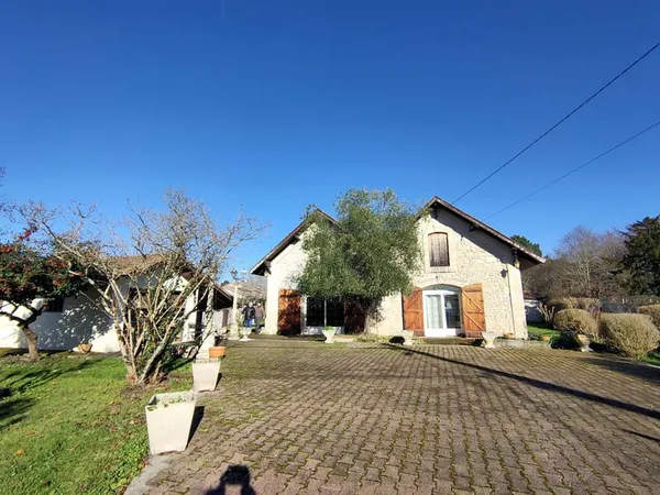 Grande maison en pierre de 208 m2 à Saint-Yzan-de-Soudiac