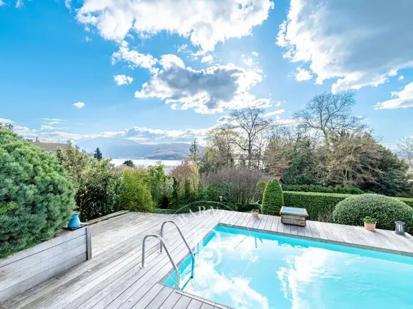 Maison 8 pièces 235 m²