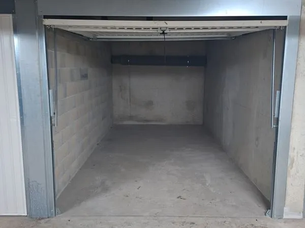 Garage fermé sécurisé au -1 d'une copropriété récente
