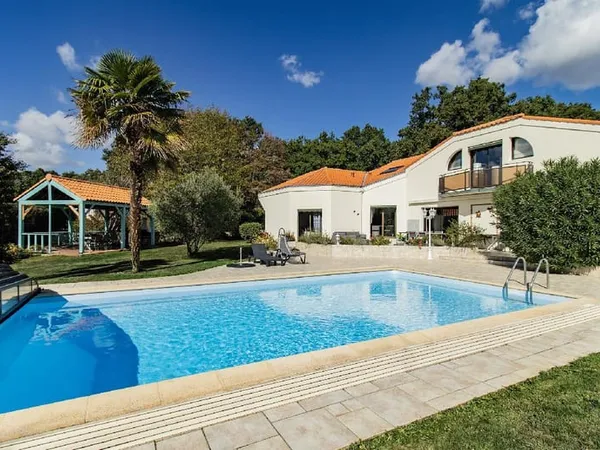Maison de standing de 230 m², 3 chambres (possibilités 4), mezzanine, bureau, jacuzzi et piscine sur