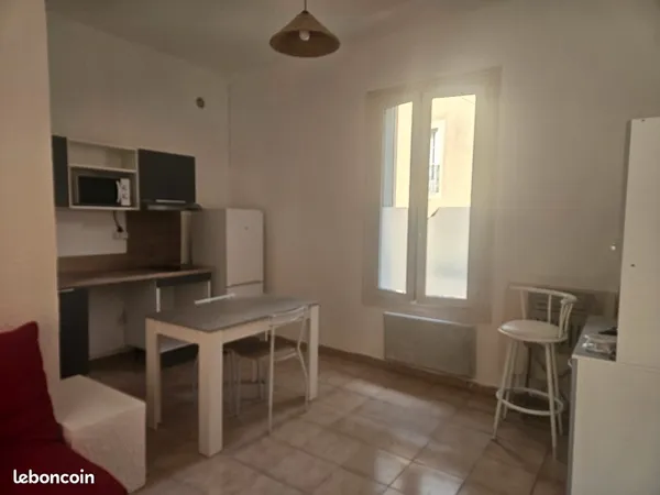 A louer appartement T2 meublé rdc pour personne seule cuisine équipée ouverte sur le salon une chamb