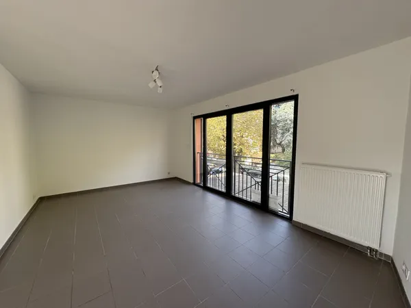 APPARTEMENT ENTIEREMENT RENOVE TYPE 4 AVEC BALCON A 12 KMS D