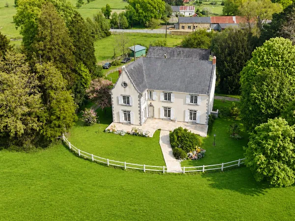 Demeure de caractère rénovée avec installations équestres et trois hectares